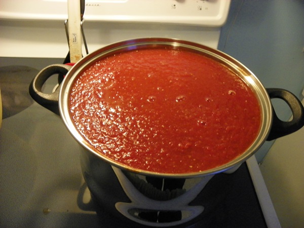 Ketchup av egne hender fra tomater: Steg-for-steg oppskrifter for høsting for vinteren