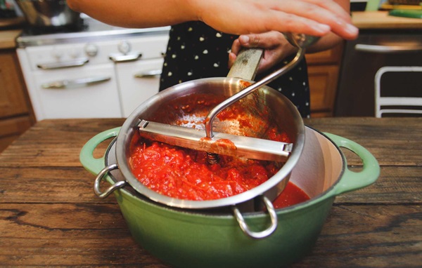 Ketchup av egne hender fra tomater: Steg-for-steg oppskrifter for høsting for vinteren