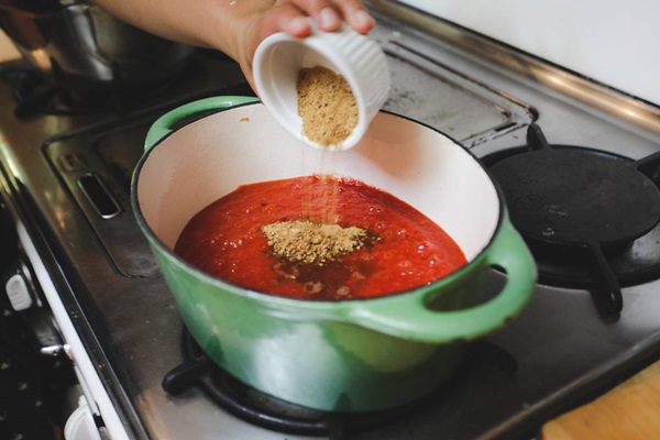 Ketchup av egne hender fra tomater: Steg-for-steg oppskrifter for høsting for vinteren