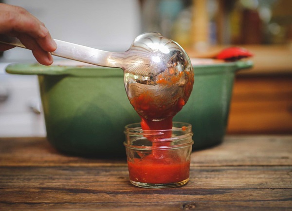 Ketchup av egne hender fra tomater: Steg-for-steg oppskrifter for høsting for vinteren