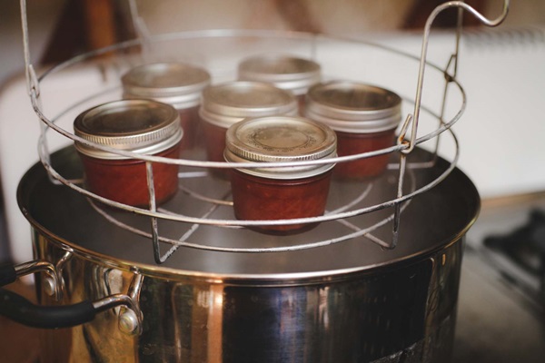 Ketchup av egne hender fra tomater: Steg-for-steg oppskrifter for høsting for vinteren