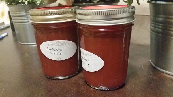 Ketchup av egne hender fra tomater: Steg-for-steg oppskrifter for høsting for vinteren