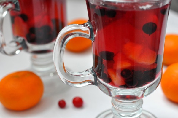 Komposisjon av chokeberry ashberry til vinteren med epler og et kirsebærblad for en 3 liters krukke uten sterilisering: En enkel oppskrift på kompott fra chryoplooth
