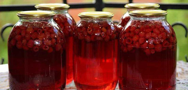 Delicious compote av bringebær for vinteren