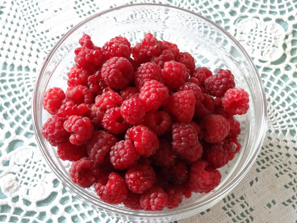 Delicious compote av bringebær for vinteren
