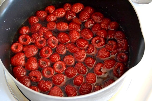 Delicious compote av bringebær for vinteren