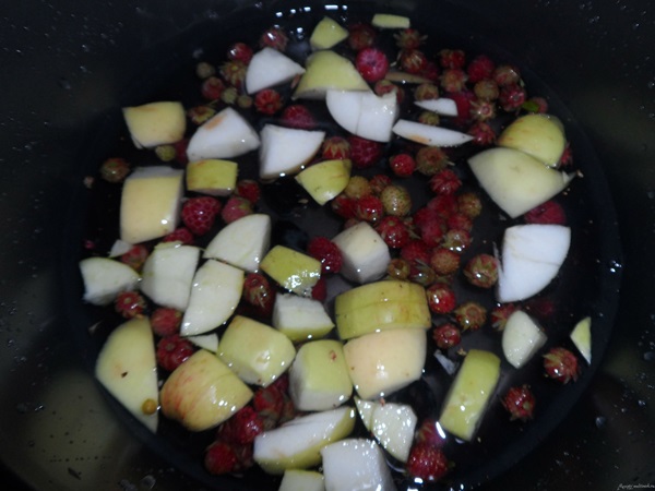 Delicious compote av bringebær for vinteren