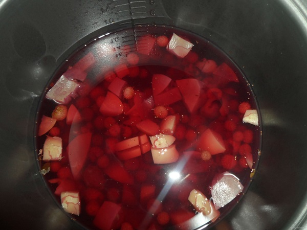 Delicious compote av bringebær for vinteren