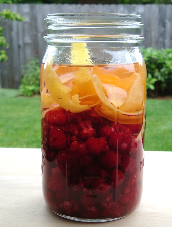 Delicious compote av bringebær for vinteren