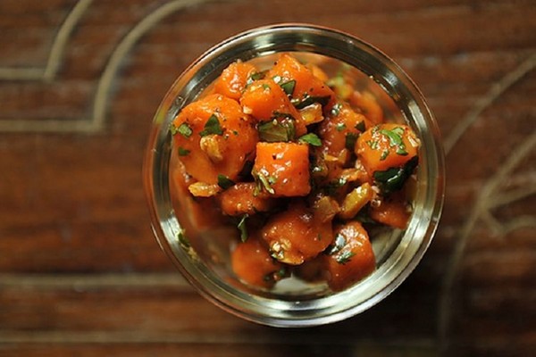 Gulrøtter for vinteren i bokser - på koreansk, lecho, salat, dressing - meget smakfulle oppskrifter med løk, rødbeter, pepper. Hvordan holde gulrøtter for vinteren hjemme