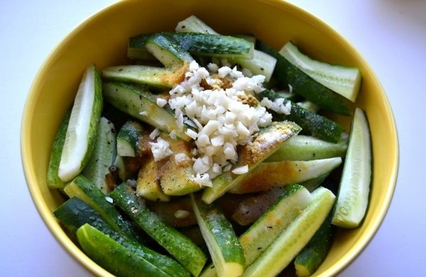 Gurk med sennep for vinteren uten sterilisering og med det, varm og kald måte. Salat fra overripte agurker med sennep