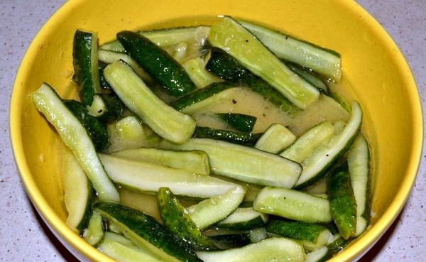 Gurk med sennep for vinteren uten sterilisering og med det, varm og kald måte. Salat fra overripte agurker med sennep