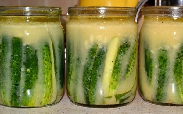 Gurk med sennep for vinteren uten sterilisering og med det, varm og kald måte. Salat fra overripte agurker med sennep