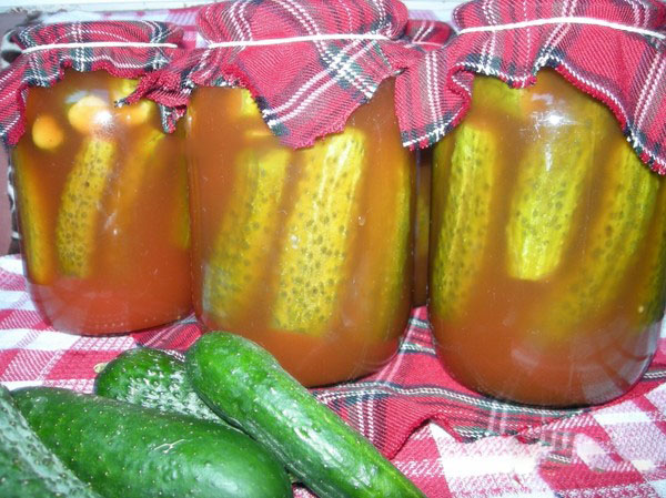 Agurker med ketchup for vinteren - uten sterilisering, i bokser. Høsting for vinterskarp og sprø agurk med ketchup chili Agurker med ketchup for vinteren - uten sterilisering, i bokser. Høsting for vinterskarp og sprø agurk med ketchup chili