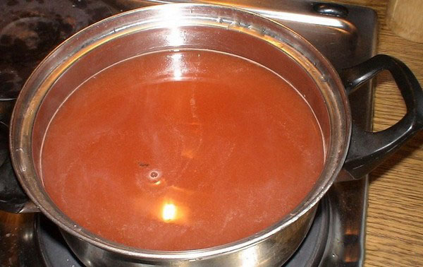 Agurker med ketchup for vinteren - uten sterilisering, i bokser. Høsting for vinterskarp og sprø agurk med ketchup chili