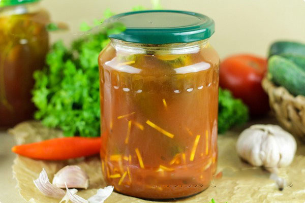 Agurker med ketchup for vinteren - uten sterilisering, i bokser. Høsting for vinterskarp og sprø agurk med ketchup chili