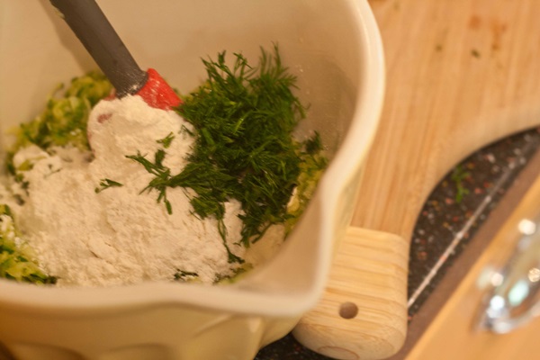 Delicious pannekaker fra courgetter på raske oppskrifter