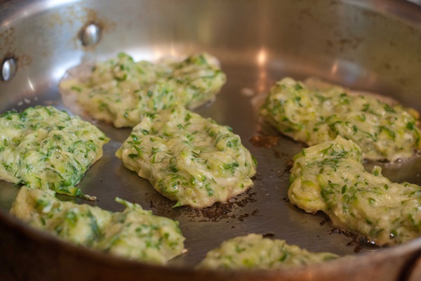 Delicious pannekaker fra courgetter på raske oppskrifter