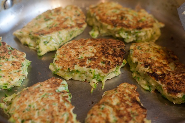 Delicious pannekaker fra courgetter på raske oppskrifter