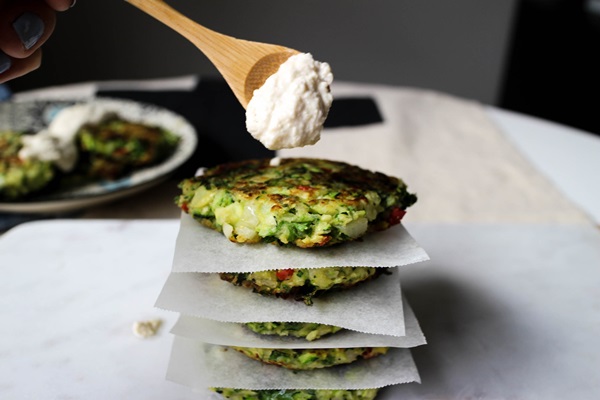 Delicious pannekaker fra courgetter på raske oppskrifter