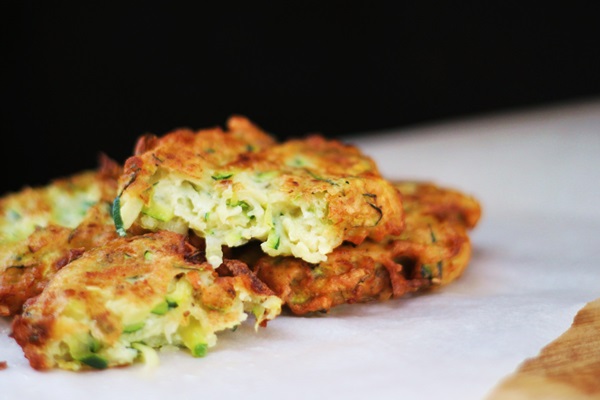 Delicious pannekaker fra courgetter på raske oppskrifter
