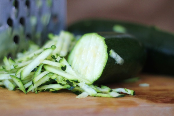 Delicious pannekaker fra courgetter på raske oppskrifter