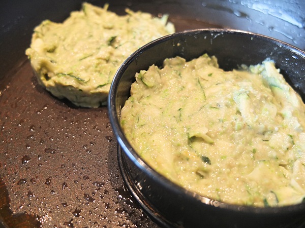 Delicious pannekaker fra courgetter på raske oppskrifter
