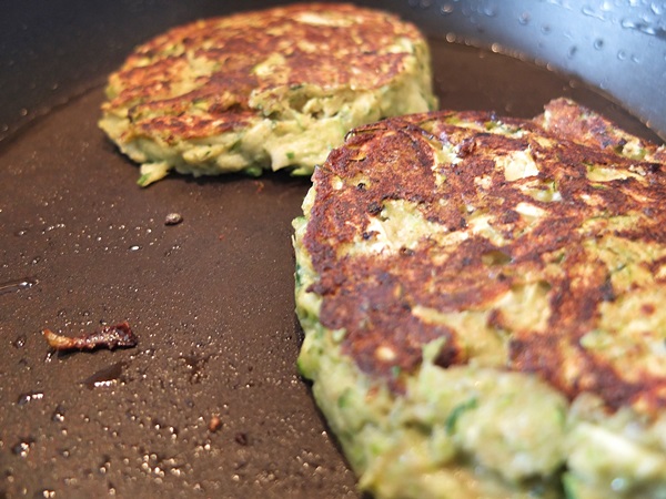 Delicious pannekaker fra courgetter på raske oppskrifter