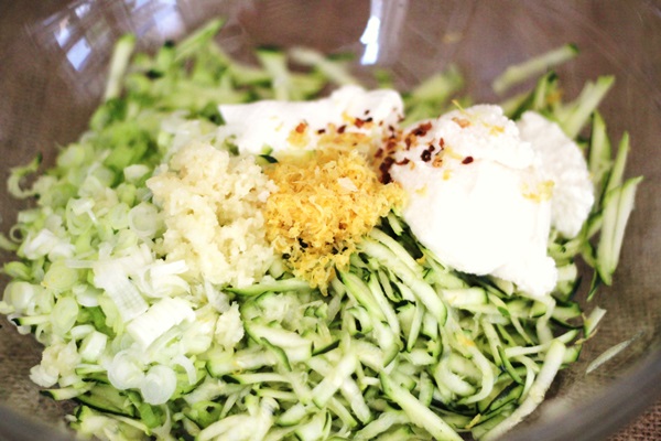 Delicious pannekaker fra courgetter på raske oppskrifter