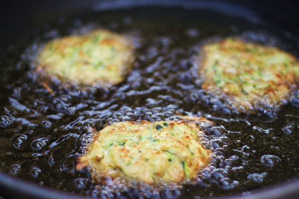 Delicious pannekaker fra courgetter på raske oppskrifter