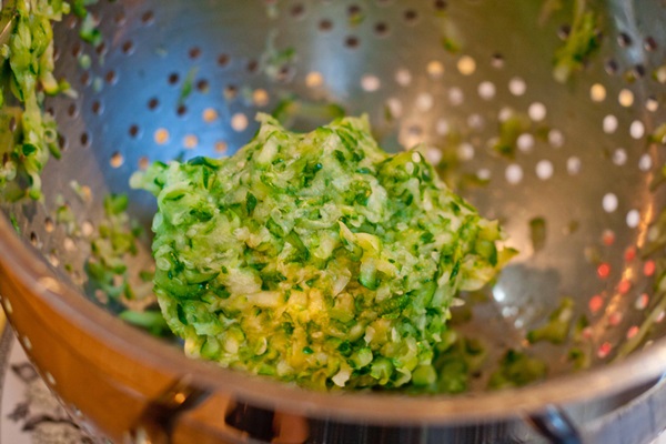 Delicious pannekaker fra courgetter på raske oppskrifter