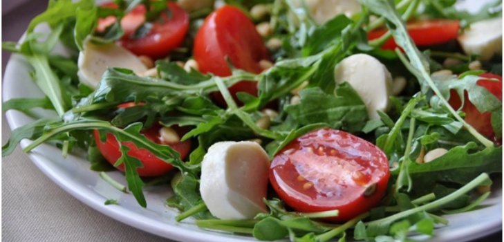 salat i en tallerken