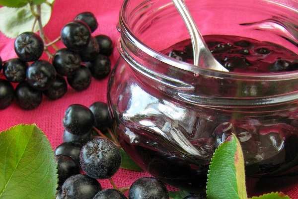 Jam fra epler og chokeberry