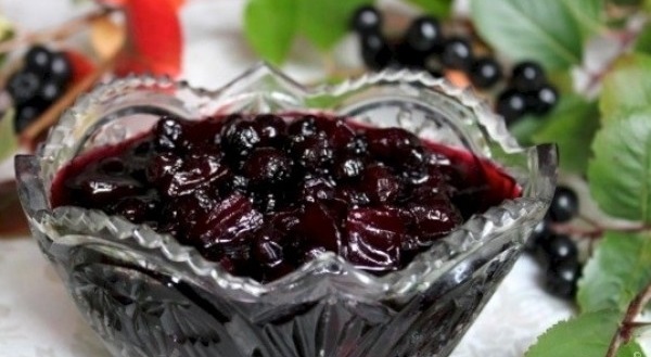 Jam av blommer og chokeberry