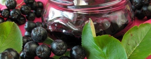 Jam fra aronia og kirsebærblad