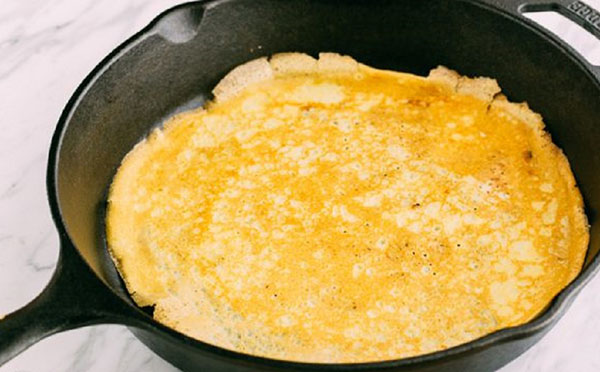 Originale oppskrifter på pannekaker på fetetirsdag 2017 trinn for trinn med bilder: melk, yoghurt, gjær, med fyllinger for enhver smak