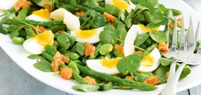 Salat med laks og vaktel egg