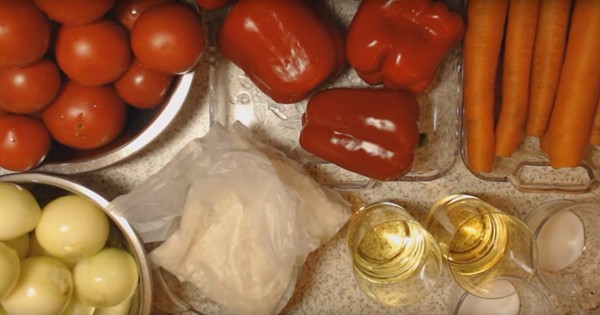Salat med ris og grønnsaker til vinteren. Oppskrifter til salat til vinteren med ris og tomater, courgetter, gulrøtter Salat med ris og grønnsaker til vinteren. Oppskrifter til salat til vinteren med ris og tomater, courgetter, gulrøtter