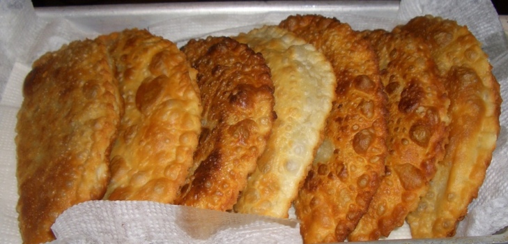 chebureks i en tallerken