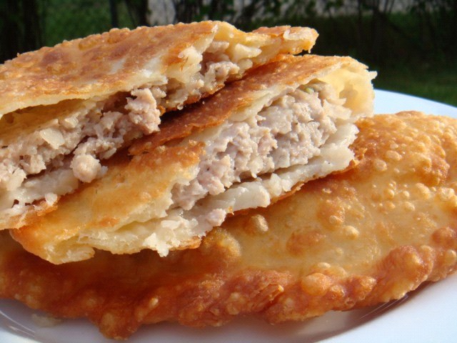chebureks på kokende vann