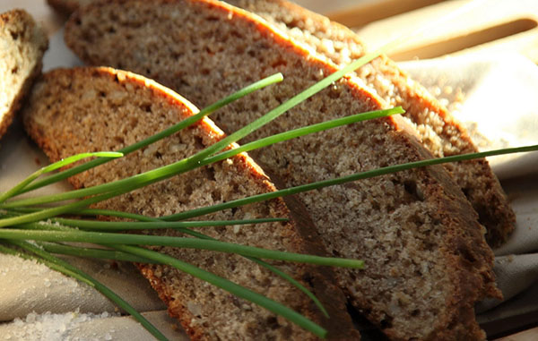 Den subtilitetene med å lage brød med bokhveteflager: en oppskrift på nyttig og solid baking