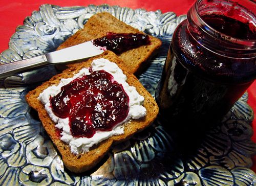 Sort currant syltetøy med epler