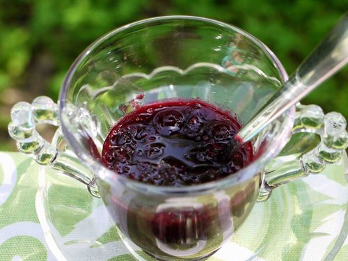 Sort currant syltetøy med nøtter