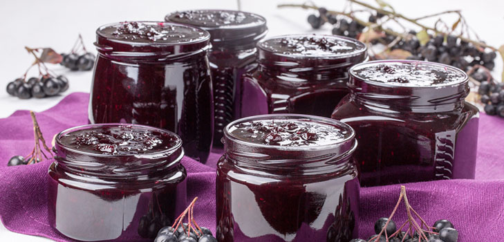 Jam av svart chokeberry