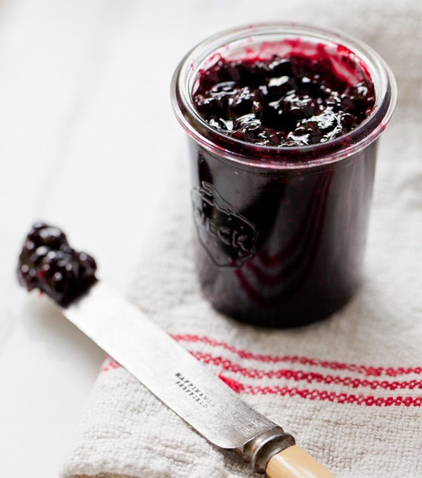 Jam av svart chokeberry