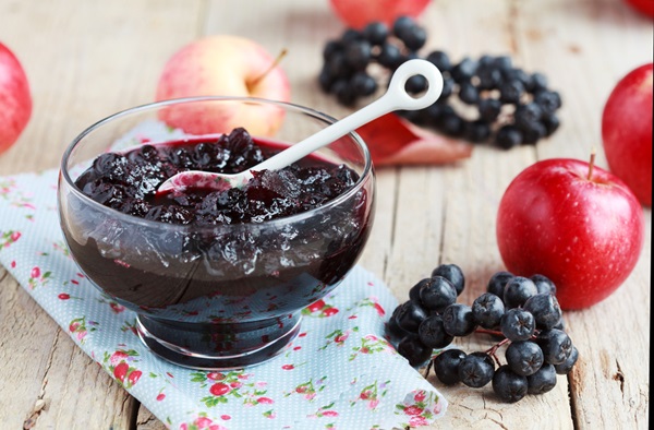 Jam av svart chokeberry
