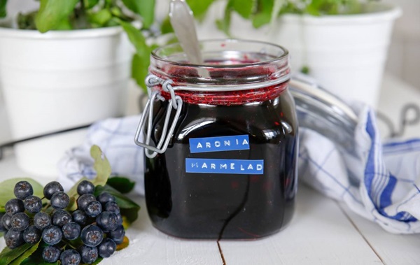 Jam av svart chokeberry