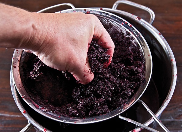 Hjemmelaget vin fra chokeberry