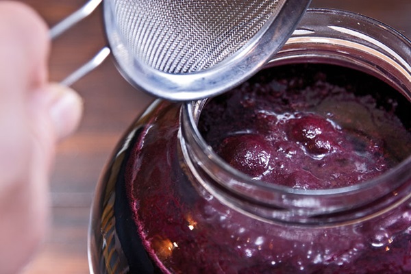 Hjemmelaget vin fra chokeberry