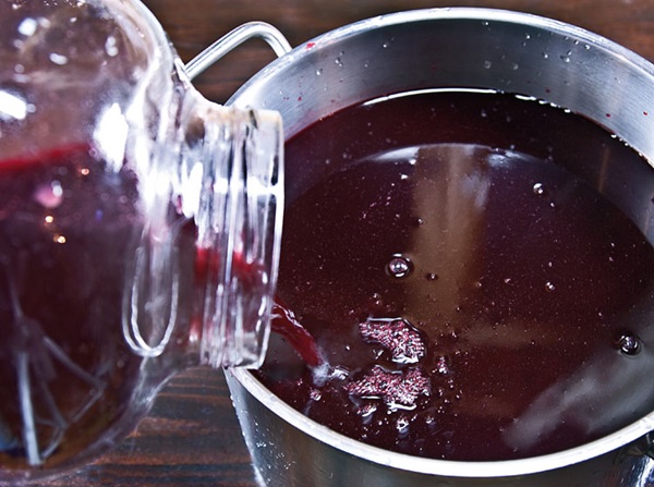 Hjemmelaget vin fra chokeberry